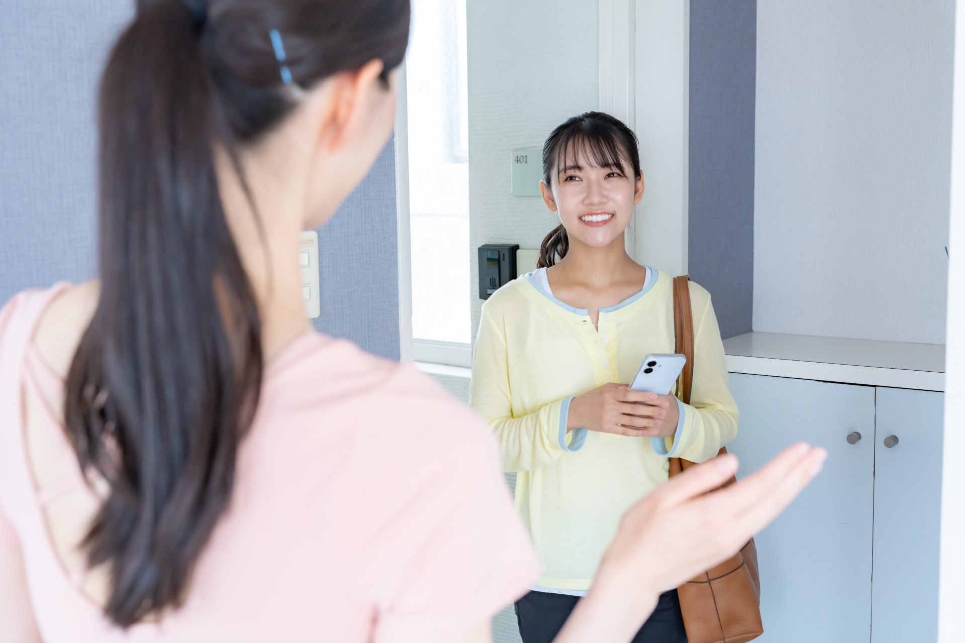 明るく清潔感のあるスタジオの入口（イメージ）