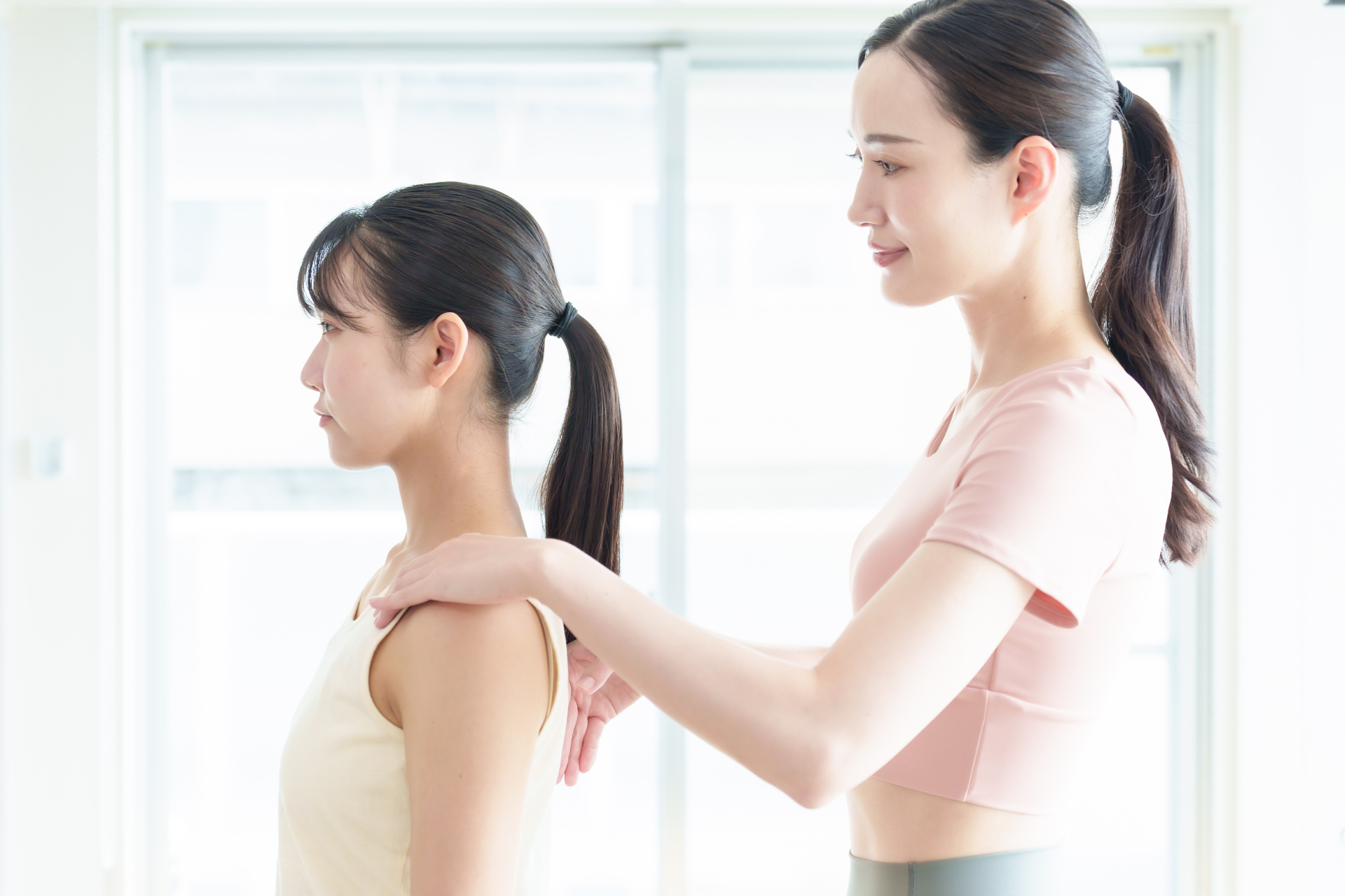 トレーナーが姿勢と身体の動きを確認している様子（イメージ）