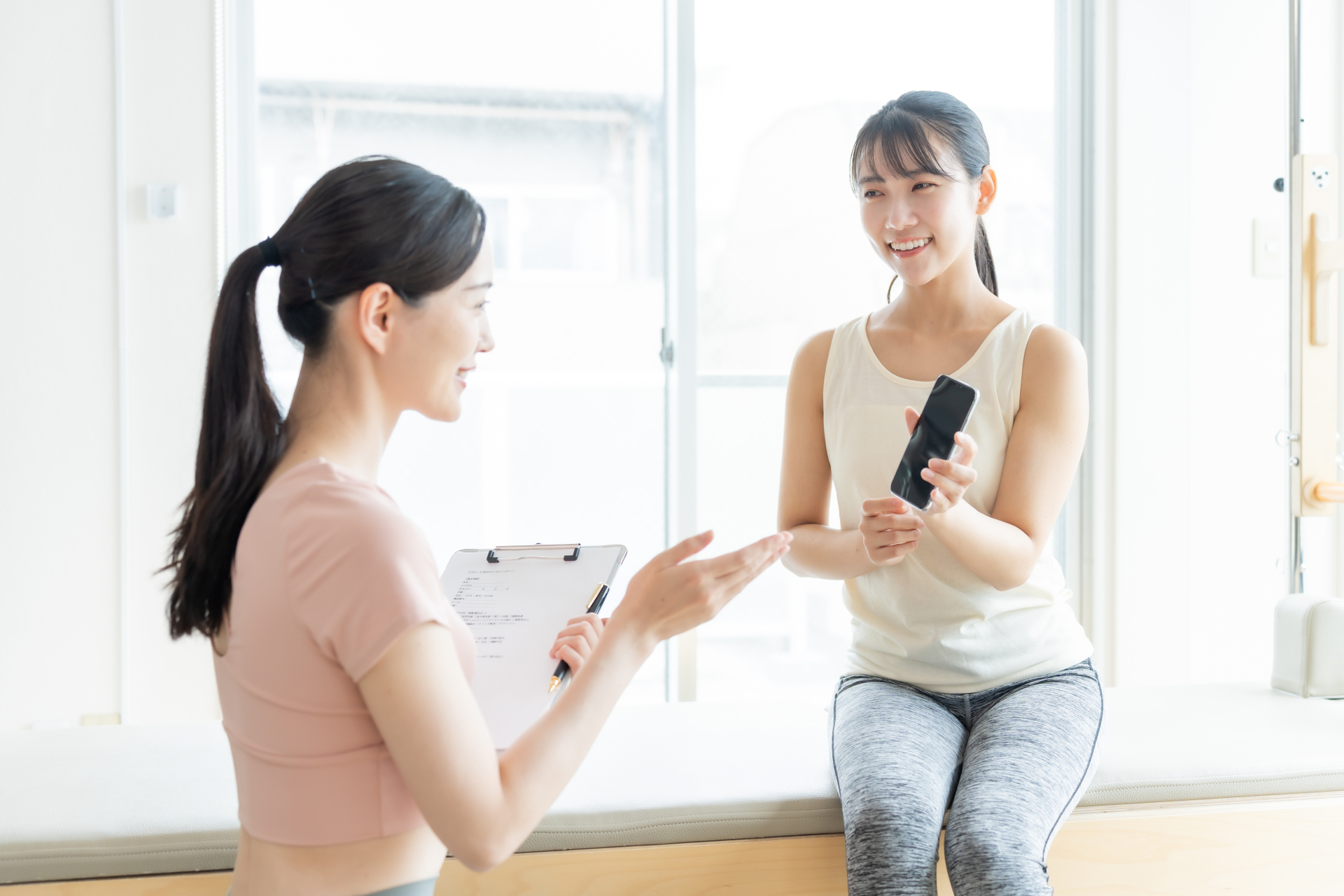 今後の通い方と料金プランをご案内している様子（イメージ）