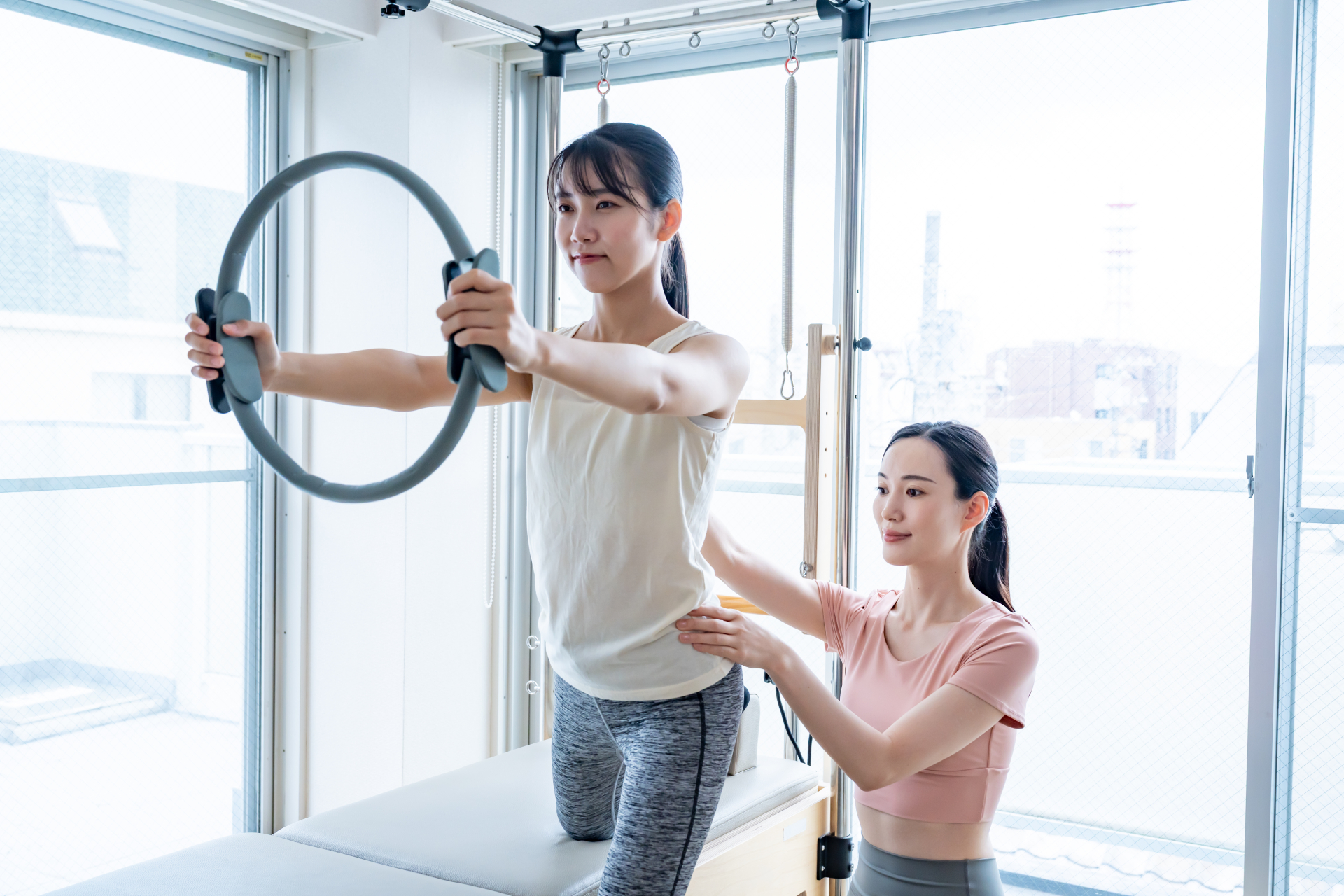 トレーナーの指導のもとトレーニングを行っている様子（イメージ）