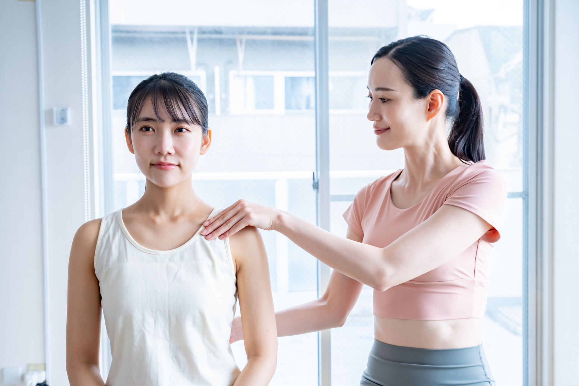 セッション後に身体の変化を確認している様子（イメージ）